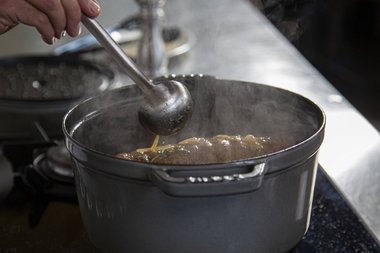 Filtrez le bouillon de cuisson pour servir de base pour le jus.