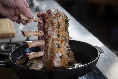 Faites revenir le carré de veau 3 à 4 minutes jusqu'à ce qu'il soit bien doré.
