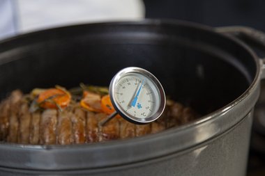 Sortez le rôti de veau du faitout quand il a atteint une température à cœur entre 65/70ºC.
