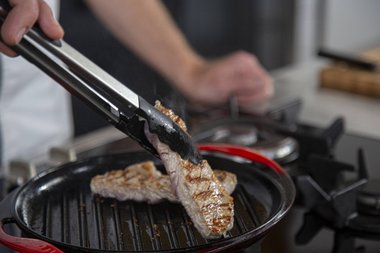 Au bout d'une minute et demie, faites de nouveau pivoter l'entrecôte d'un quart de tour, puis faites-la cuire à point.