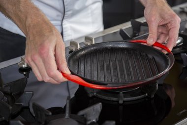 Prenez une poêle grill.