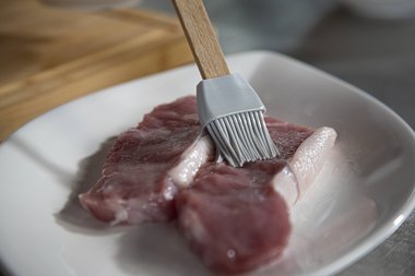 Badigeonnez l'entrecôte de veau d'un peu d'huile.