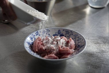 Saupoudrez la viande de veau de tous côtés de farine à tempura.