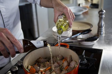 Arrosez de bière ou de vin.
