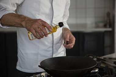 Mettez un filet d'huile dans le wok. 