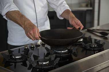 Posez le wok sur le feu. 