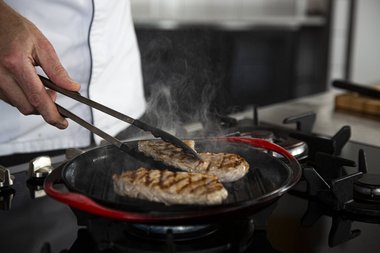 Retirez la viande de la poêle grill.
