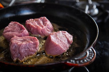 Faire frire le veau dans la poêle.