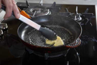 étaler le beurre dans la poêle.