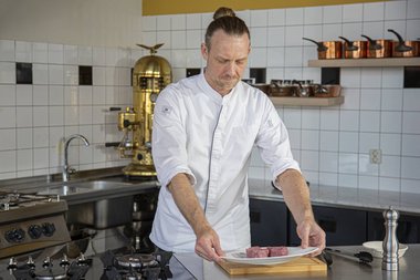 Sortez la viande de veau du réfrigérateur.