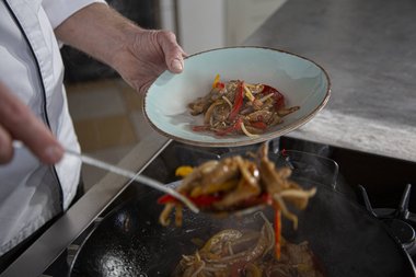 Déposer les lanières de veau dans la poêle