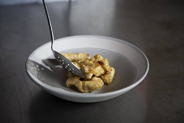 Répartir les lanières de veau dans une assiette.