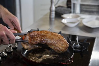 Sortez la viande de la poêle.