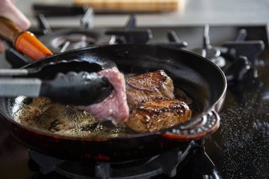 Faites revenir le filet de veau 2 à 3 minutes de chaque.