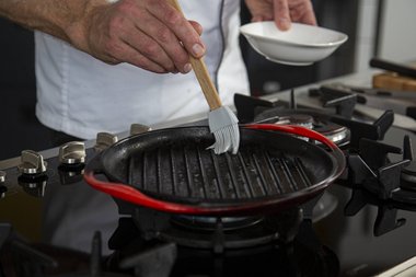 Huilez légèrement la poêle grill.