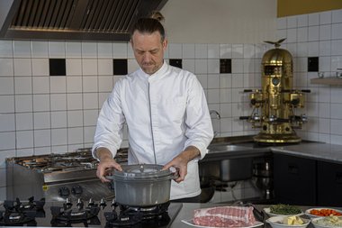 Prenez un faitout pour rôti de veau.