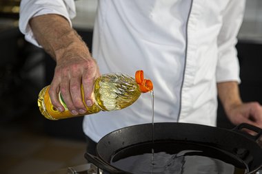 Mettez environ 1 litre et demi d'huile de tournesol dans le wok.