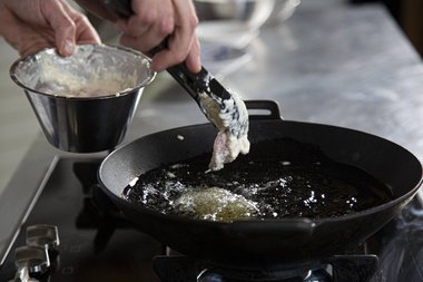 Mettez les lamelles de veau dans le wok.